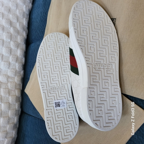 Gucci White and Green Sneakers with Signature Stripe - Picture 4 of 11